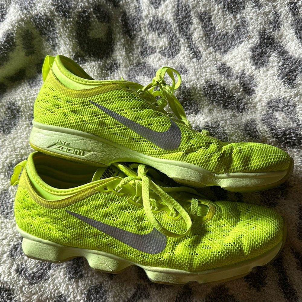 WOMENS NIKE ZOOM SIZE 9